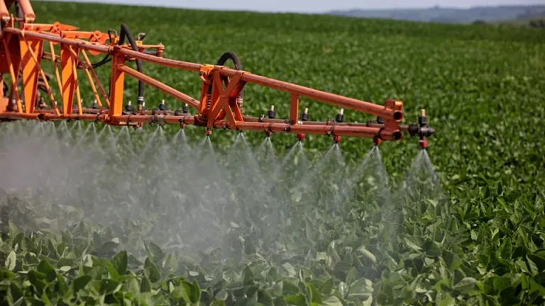 Adjuvantes agrícolas são substâncias adicionadas a produtos fitossanitários, como herbicidas, inseticidas e fungicidas, com o objetivo de melhorar sua eficácia.