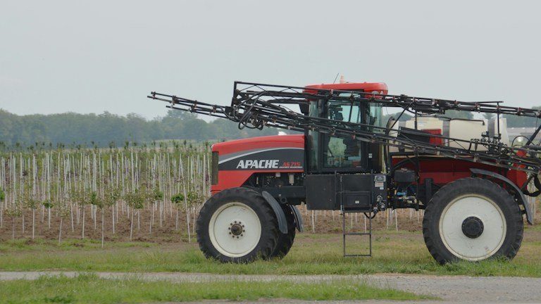 Pulverizador agrícola realizando aplicação foliar em lavoura comercial