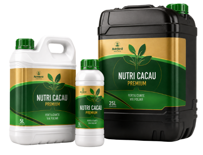 Embalagens de 1 litro, 5 litros e 25 litros do produto NUTRI CACAU PREMIUM da Nutrifértil Agrícola