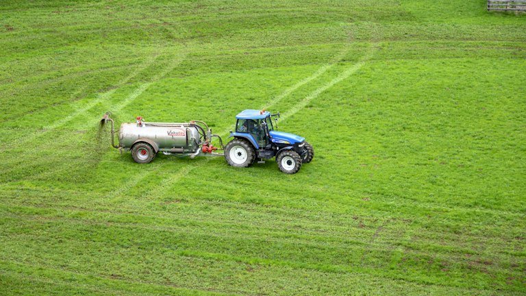 Aplicação agrícola representando os cuidados de uso e a limitação de uso concomitante do AGRONEEM com produtos químicos