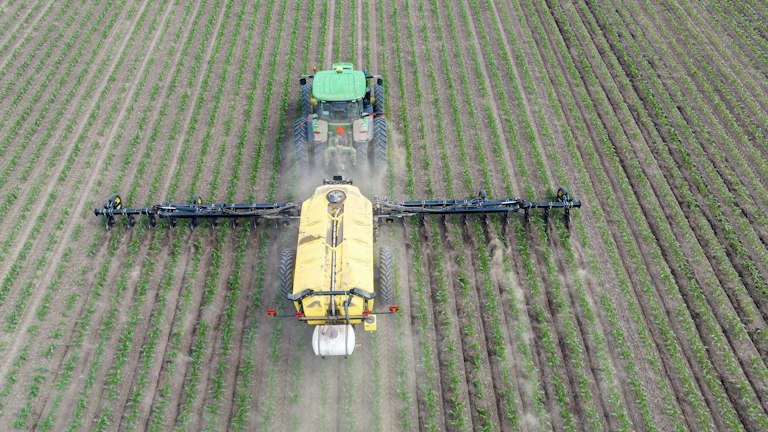 Equipamento agrícola com tanque representando preparo de calda e agitação durante a aplicação do AGRONEEM
