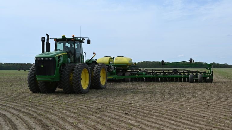 Equipamento agrícola em campo representando aplicação de fertilizante com dose calibrada por hectare