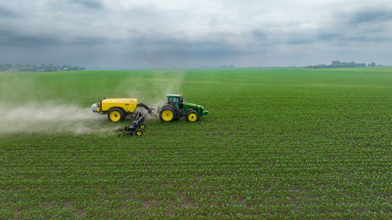 Operação agrícola em linhas de cultivo representando aplicação e posicionamento de fertilizante no solo