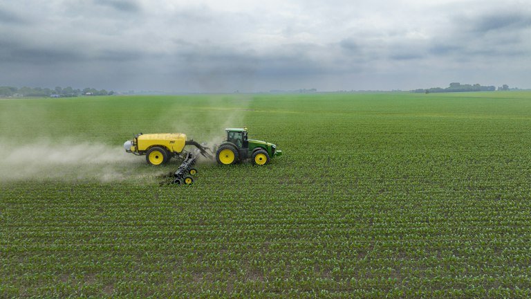 Operação agrícola em lavoura representando tecnologia de aplicação e condições climáticas do BOVEON