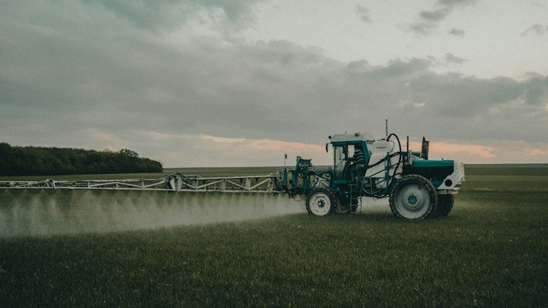 Pulverização agrícola em lavoura representando aplicação terrestre do BOVEON