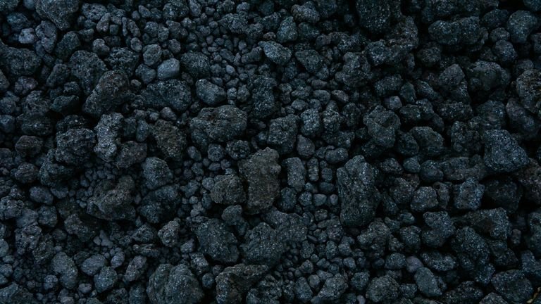 Material carbonoso poroso em detalhe representando biochar e mudanças de superfície após interação com o solo