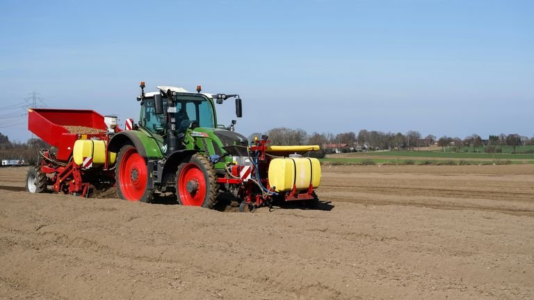Operação agrícola em campo representando integração entre fertilizantes minerais e manejo do solo