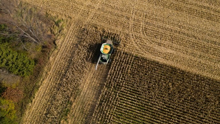 Máquina agrícola em área de cultivo representando manejo de solo, tráfego e sistema de plantio direto