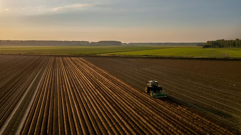 Operação de manejo do solo em área agrícola representando planejamento anual da fertilidade