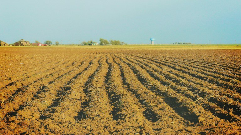 Solo agrícola preparado representando porosidade, densidade e propriedades físicas influenciadas pelo manejo hídrico