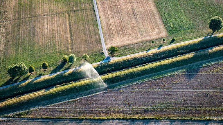 Vista aérea de área agrícola representando planejamento de aplicação aérea do ONMETA