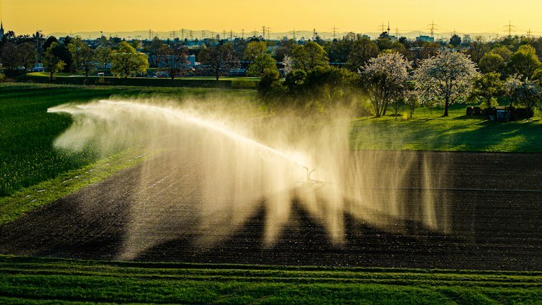 Sistema de irrigação em lavoura representando os cuidados de irrigação antes e depois da aplicação do ONMETA