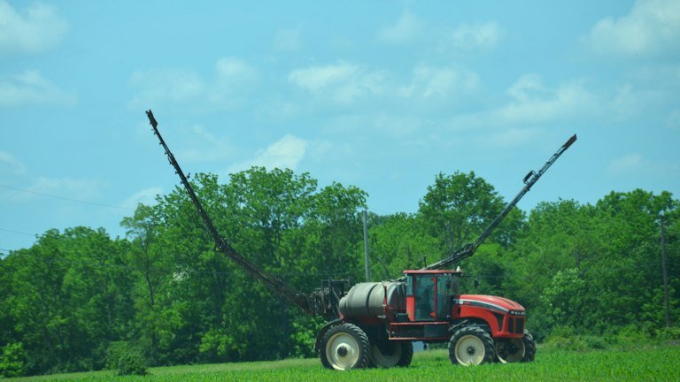 Pulverizador agrícola representando preparo e aplicação da formulação WP do ONMETA