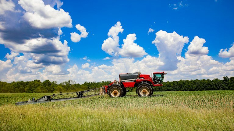Equipamento agrícola com tanque representando preparo e aplicação da calda do ONMETA