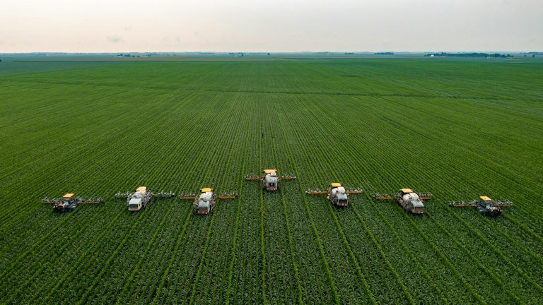 Operação agrícola em campo representando procedimentos de reentrada e segurança após aplicação do ONMETA